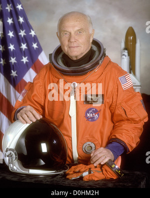 L'équipage STS-95, l'astronaute et sénateur américain John Glenn. Glenn est le premier Américain en orbite autour de la terre et sont retournés à l'espace Banque D'Images