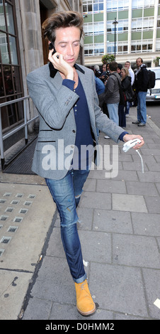 Nick Grimshaw en dehors de la BBC Radio 1 studios London, England - 18.09.10 Banque D'Images