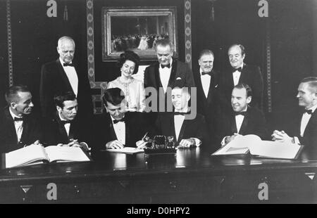 Apollo 7 et 8 équipages de signer un document commémoratif pour être accroché dans le traité de la Maison Blanche à honorer l'occasion Banque D'Images