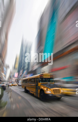 School bus et les taxis jaunes à Manhattan - New York City, USA Banque D'Images