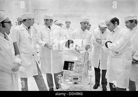 George Carruthers, Centre, principal chercheur de la surface lunaire Caméra Ultraviolet, parle de l'instrument à l'aide d'Apollo Banque D'Images