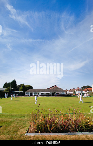 Un jeu de boules à West Wickham bowls club qui a été fondé en 1908. Banque D'Images