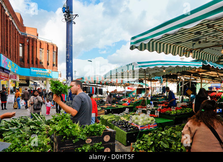 Un kiosque de légumes à Lewisham marché. Banque D'Images