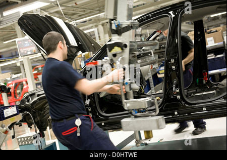 Travailleur d'usine de voiture sur la ligne d'assemblage de véhicules à moteur Banque D'Images