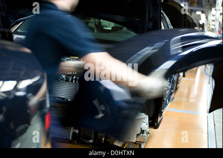 Travailleur d'usine de voiture sur la ligne d'assemblage de véhicules à moteur Banque D'Images