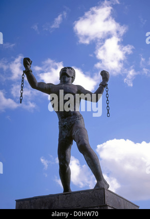 Statue 'Bussa' par le sculpteur Karl Broodhagen barbadienne symbolisant la rupture des chaînes" "l'esclavage et émancipation St Michael Barbade Caraïbes Banque D'Images