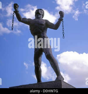 Statue 'Bussa' par le sculpteur Karl Broodhagen barbadienne symbolisant l'actualité de l'esclavage des chaînes d'émancipation St Michael Barbade Caraïbes Banque D'Images