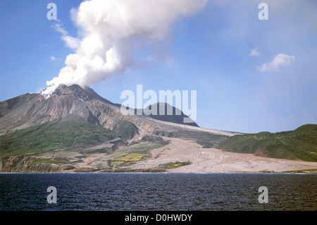 Volcan fumant dans Soufriere Hills sur l'île des Caraïbes de Montserrat après la catastrophe de l'éruption 1997 avec la route de la destruction par l'écoulement de lave dans la mer Banque D'Images