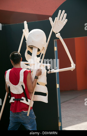 Gestionnaire de marionnettes divertir les visiteurs au Museo Nacional de Culturas populaire durant les célébrations de Dia de los Muertos - Mexico DF Banque D'Images