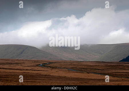 Brecon Beacons, UK. 26 novembre, 2012. Les nuages de tempête lourd trafic de collecte faisant son chemin sur la télécommande une route près de4059 le village rural de Penderyn dans les Brecon Beacons mountain range cet après-midi. Banque D'Images