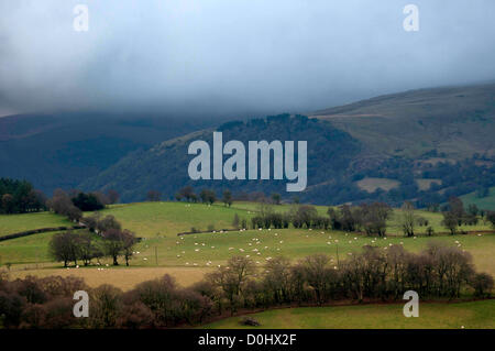 Brecon Beacons, UK. 26 novembre, 2012. Des nuages de tempête réunissant plus les Brecon Beacons montagnes cet après-midi près de Marcilly sur Vienne. Banque D'Images