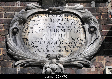 La fondation de l'enregistrement de la plaque verte Trinity hospices par Corporation de Trinity House Mile End Whitechapel Road East London England UK Banque D'Images