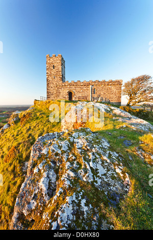 Une vue sur St Michael's Church sur haut de Brent Tor au coucher du soleil. Banque D'Images