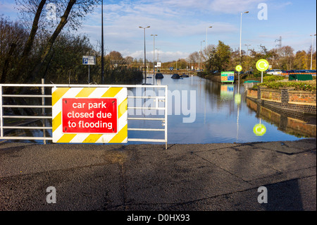 Après des jours de pluie le parking est fermé, les scènes d'inondations, des débris flottants, des voitures abandonnées attendent leur propriétaire Banque D'Images