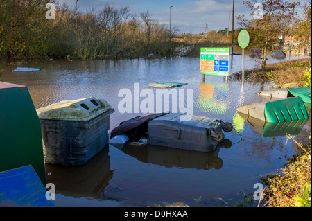 Après des jours de pluie le parking est fermé, les scènes d'inondations, des débris flottants, des voitures abandonnées attendent leur propriétaire Banque D'Images