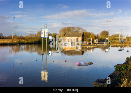 Après des jours de pluie le parking est fermé, les scènes d'inondations, des débris flottants, des voitures abandonnées attendent leur propriétaire Banque D'Images