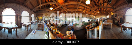 Une vue panoramique de l'intérieur de l'abri de produits frais à l'intérieur du marché des fruits et légumes à Canterbury. Banque D'Images