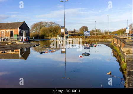 Après des jours de pluie le parking est fermé, les scènes d'inondations, des débris flottants, des voitures abandonnées attendent leur propriétaire Banque D'Images