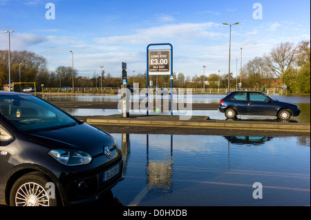 Après des jours de pluie le parking est fermé, les scènes d'inondations, des débris flottants, des voitures abandonnées attendent leur propriétaire Banque D'Images