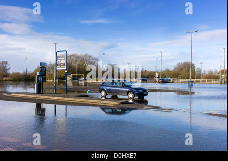 Après des jours de pluie le parking est fermé, les scènes d'inondations, des débris flottants, des voitures abandonnées attendent leur propriétaire Banque D'Images