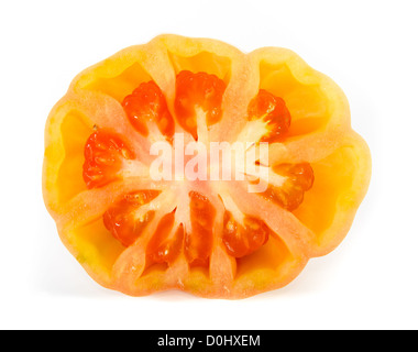 La moitié d'une tomate en tranches ​​Juicy against white background Banque D'Images