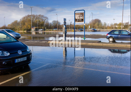 Après des jours de pluie le parking est fermé, les scènes d'inondations, des débris flottants, des voitures abandonnées attendent leur propriétaire Banque D'Images