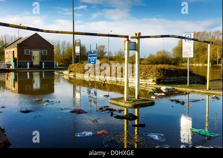 Après des jours de pluie le parking est fermé, les scènes d'inondations, des débris flottants, des voitures abandonnées attendent leur propriétaire Banque D'Images