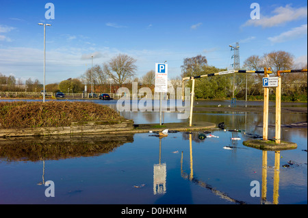 Après des jours de pluie le parking est fermé, les scènes d'inondations, des débris flottants, des voitures abandonnées attendent leur propriétaire Banque D'Images