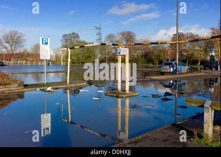 Après des jours de pluie le parking est fermé, les scènes d'inondations, des débris flottants, des voitures abandonnées attendent leur propriétaire Banque D'Images