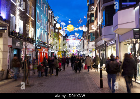 Les lumières de Noël sur l'affichage à Carnaby Street à Londres. Banque D'Images