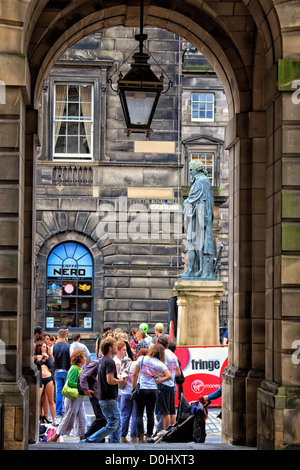 Royal Mile, Édimbourg, Écosse avec la statue d'Adam Smith Banque D'Images