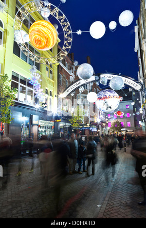 Les lumières de Noël sur l'affichage à Carnaby Street à Londres. Banque D'Images