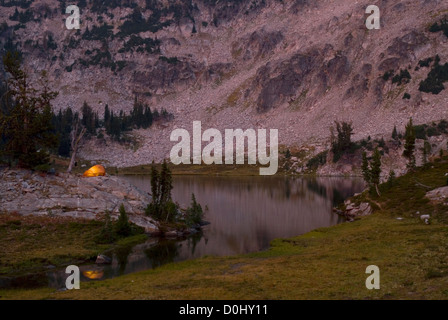 Scène en soirée avec Backpacker's camp à côté d'un lac de montagne dans les montagnes de l'Oregon Wallowa. Banque D'Images