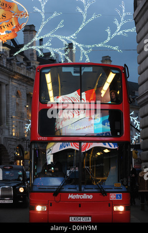 Voyager en bus de Londres Piccadilly Circus en novembre avec des lumières de Noël au-dessus. Banque D'Images