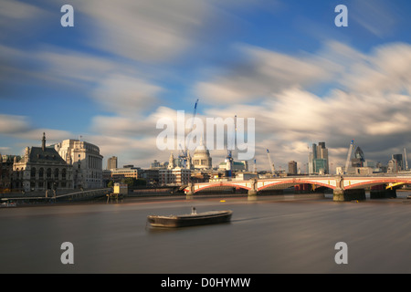 Une vue de la ville de Londres à partir de l'Afrique du remblai. Banque D'Images