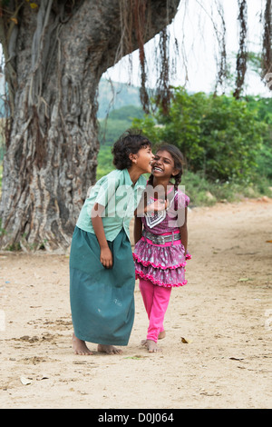 Les jeunes filles indiennes Smiling happy rire ensemble. L'Andhra Pradesh. L'Inde Banque D'Images