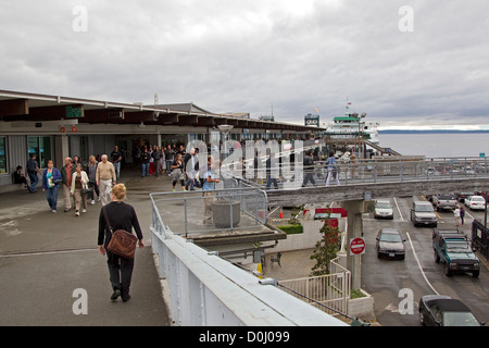 Débarquement des passagers et des véhicules au ferry terminal de ferry, Seattle, Washington, USA Banque D'Images