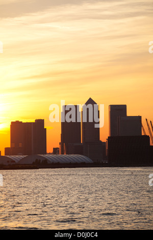 Une vue de la Tamise en direction de la ville de Londres et de l'O2 Arena et Canary Wharf au coucher du soleil. Banque D'Images