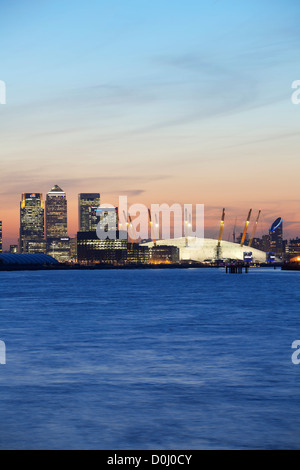 Une vue de la Tamise en direction de la ville de Londres et de l'O2 Arena et Canary Wharf au coucher du soleil. Banque D'Images