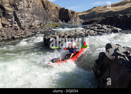 L'exécution de Tumwater Falls sur la rivière de l'Oregon John Day dans un kayak gonflable. Banque D'Images