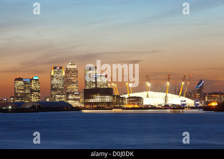 Une vue de la Tamise en direction de la ville de Londres et de l'O2 Arena et Canary Wharf au coucher du soleil. Banque D'Images