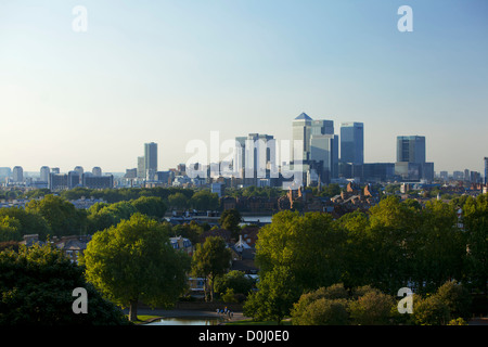 Une vue sur Canary Wharf à partir de Greenwich Park et l'Observatoire Royal. Banque D'Images