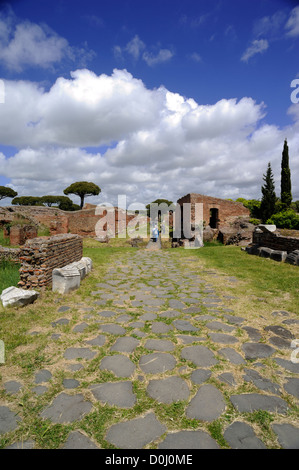 Italie, Rome, Ostia Antica, Decumanus Maximus, voie romaine Banque D'Images