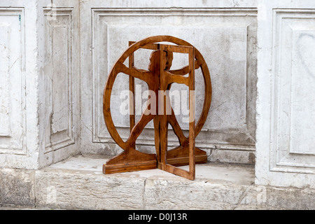 Une sculpture en bois illustrant Léonard de Vinci Homme de Vitruve Banque D'Images