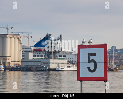 Signe de la limite de vitesse en mer cinq 5 noeuds, dans le port d'Oslo, Norvège, les céréales silo et de ferry pour le Danemark. Banque D'Images