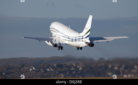 Relations sérieuses in jet Boeing 737 VP-CAQ au départ de l'aéroport de London-Luton LTN Banque D'Images