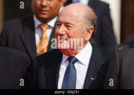 LE CAIRE - 16 OCTOBRE : le président de la FIFA, Sepp Blatter, assiste à une cérémonie à la FA égyptienne avant la finale de la Coupe du monde U-20 2009 de la FIFA entre le Brésil et le Ghana, le 16 octobre 2009 au Caire, en Égypte. Usage éditorial exclusif. Utilisation commerciale interdite. (Photographie de Jonathan Paul Larsen / Diadem images) Banque D'Images