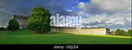 Une vue panoramique sur le Royal Crescent à Bath. Banque D'Images