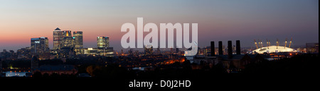 Une vue panoramique de la ville de Londres de nuit depuis l'Observatoire Royal de Greenwich. Banque D'Images