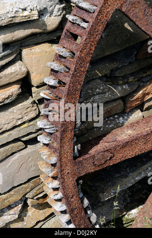 Une vieille roue fonte avec des crans ou en bois en décomposition des dents.. Mainland, Orkney, Scotland, UK. Banque D'Images